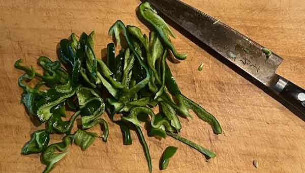 ピーマンを縦に細切りにする