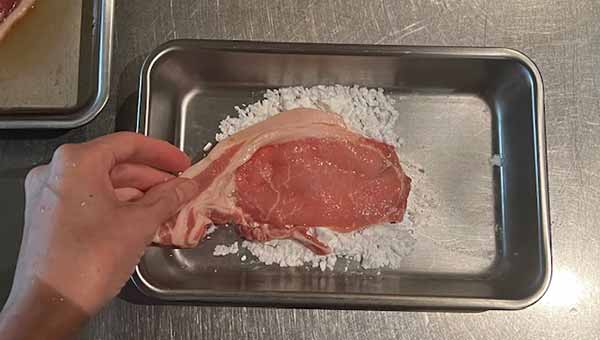 豚肉の片面だけに片栗粉を付ける