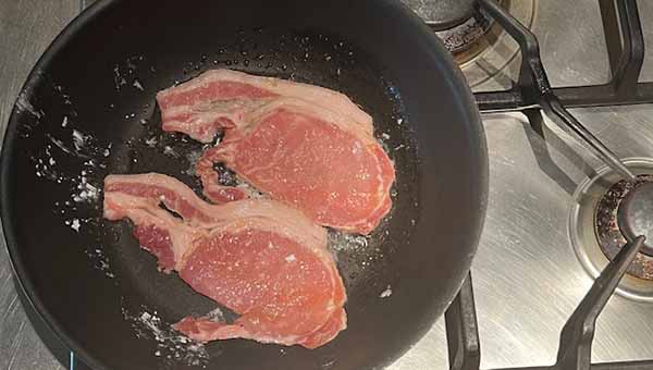 片栗粉が付いた面を焼く