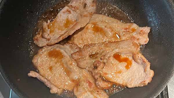 豚肉にタレを絡める