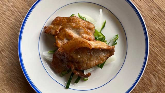 甘辛のタレがご飯に合う！やわらか生姜焼きと野菜の付け合わせ