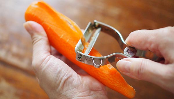 にんじんの皮をむく