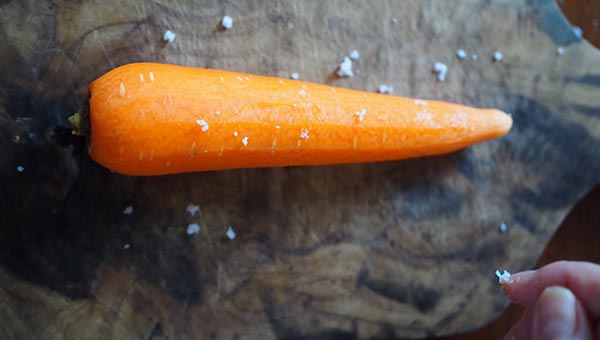 にんじんに塩をひとつまみほどふる