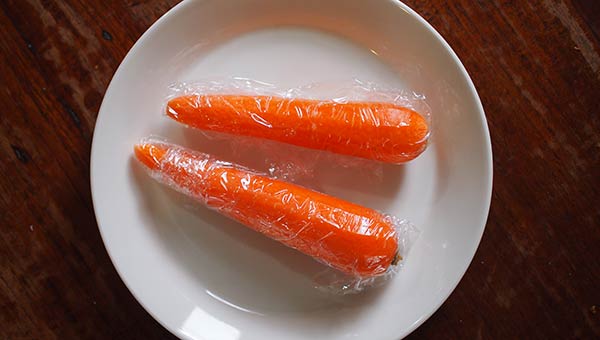にんじんを1本ずつラップで包み、レンジ加熱する