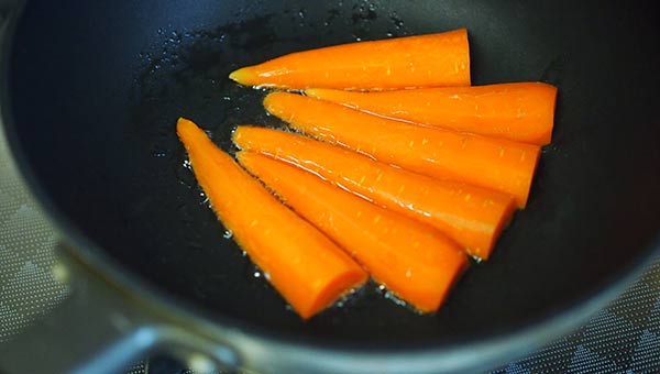 にんじんを蒸し焼きにする