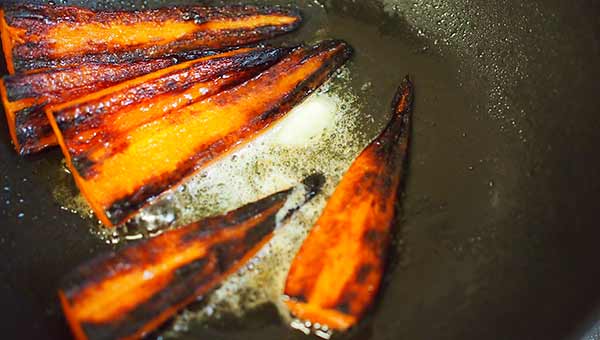 焼き目が付いたらバターを入れて裏返しにする