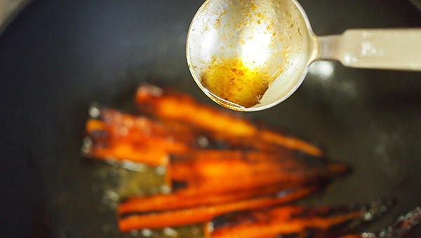 水を入れて蒸し焼きにし、バター醤油をからませる