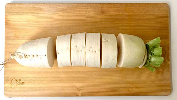 大根の真ん中部分を3cmほどの厚さに切る 大根の真ん中部分を3cmほどの厚さに切る