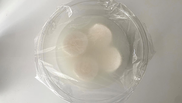 米のとぎ汁を注ぎ、レンジ加熱する 米のとぎ汁を注ぎ、レンジ加熱する