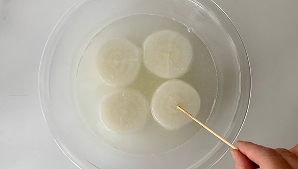 竹串がスッと入るくらいになったら流水で洗う 竹串がスッと入るくらいになったら流水で洗う