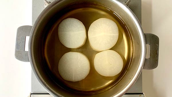 大根にだし汁を注いで1時間ほど煮る