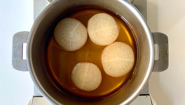 煮えたら、冷ましながら味を染み込ませる 煮えたら、冷ましながら味を染み込ませる