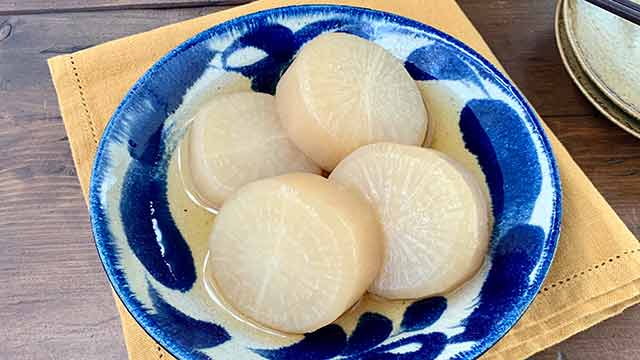 レンジで茹でるから簡単！おでんの大根を味染みにするコツ