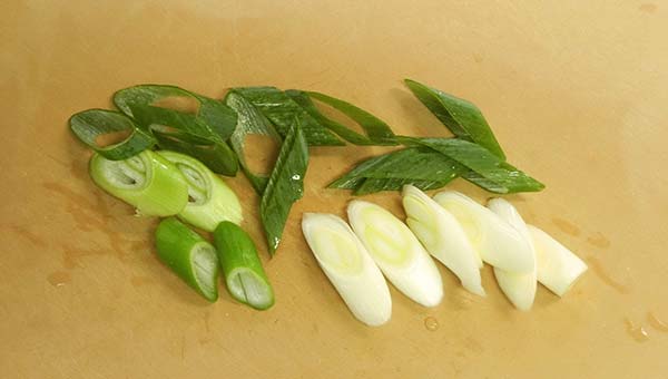 長ネギを斜め切りにする