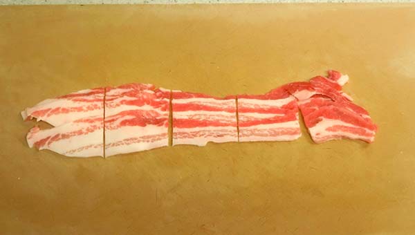 豚肉を4～5cm長さに切る