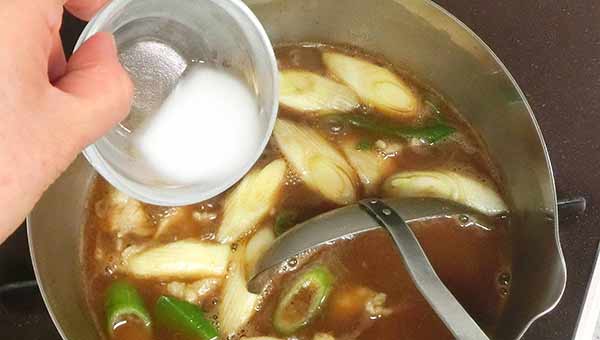 水溶き片栗粉でとろみを付ける