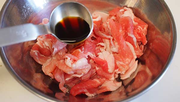 豚肉に調味料を揉み込む 豚肉に調味料を揉み込む