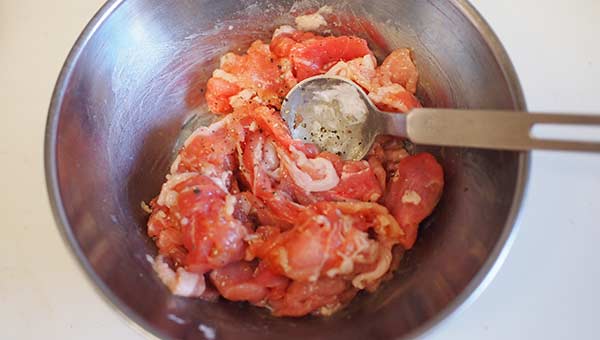 下味をつけた豚肉に片栗粉を揉み込む 下味をつけた豚肉に片栗粉を揉み込む