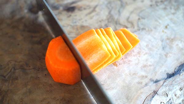 にんじんを薄切りにする にんじんを薄切りにする