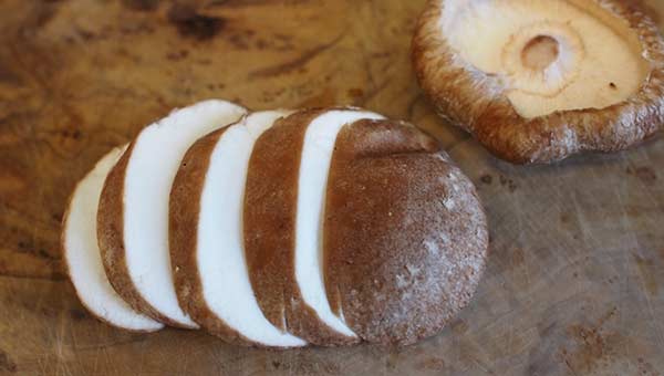 椎茸をそぎ切りにする 椎茸をそぎ切りにする