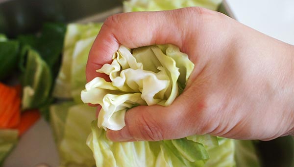キャベツを握って、繊維をやわらかくしてから炒める