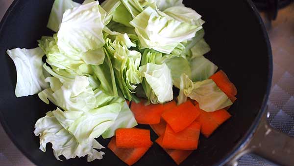 にんじんとキャベツを蒸し焼きにする にんじんとキャベツを蒸し焼きにする