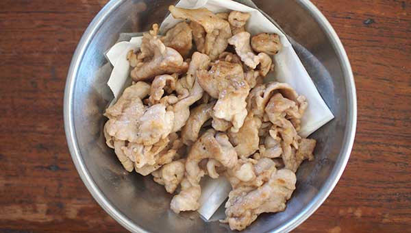炒めた豚肉をキッチンペーパーに載せて余分な油を取る 炒めた豚肉をキッチンペーパーに載せて余分な油を取る