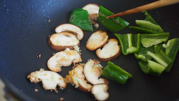 椎茸、ピーマンを焼く 椎茸、ピーマンを焼く