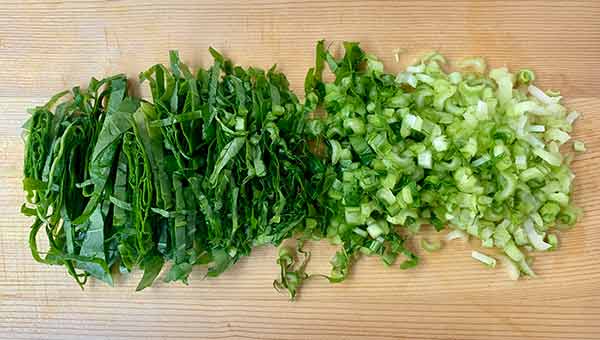 小松菜をざく切りにする