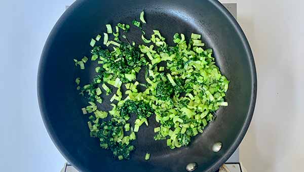 小松菜を、水分を飛ばすように炒める
