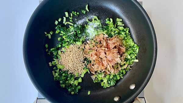 かつお節といりごま、塩を加える