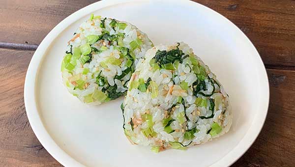 小松菜とおかかのおにぎりの完成
