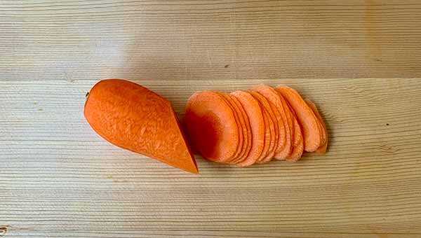 にんじんを斜めにスライスする