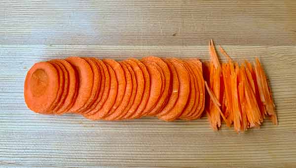 スライスしたにんじんを千切りにする