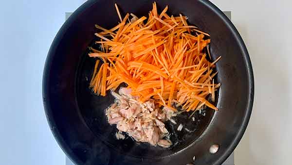 にんじんとツナ缶を炒める