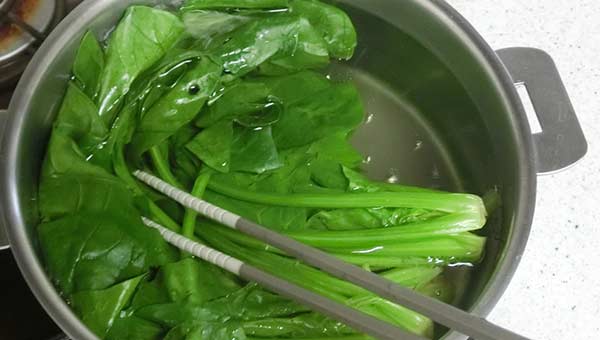たっぷりの湯でほうれん草を茹でる