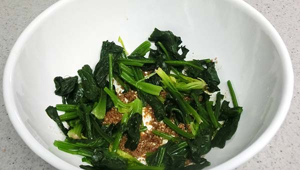 ほうれん草の水分をよく絞ってボウルに入れる