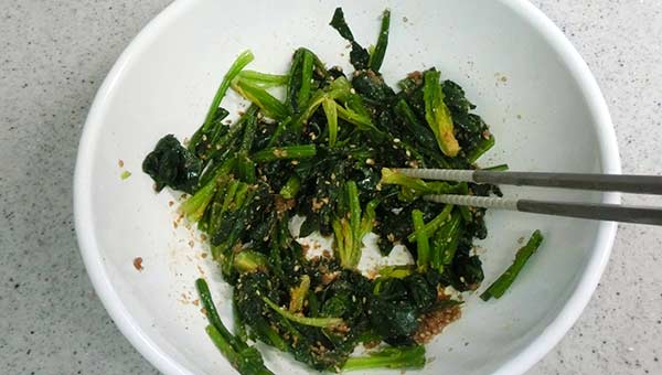 ほうれん草とあえ衣をよくあえる