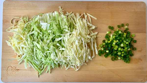 キャベツとネギを5mm幅に切る