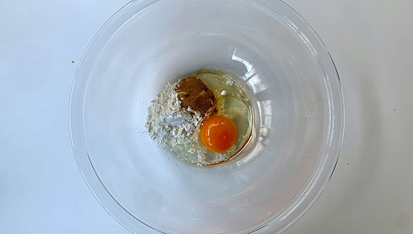 ボウルに生地の材料を入れる