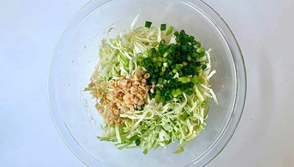 キャベツ、ネギ、天かすを入れる