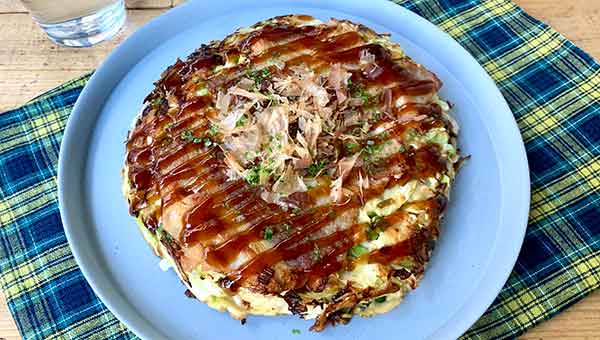 器に盛ってソース、かつお節、青のりをかける