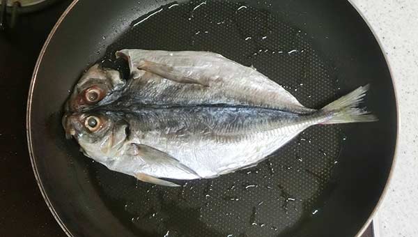 フライパンに油を入れ、干物の身から焼く フライパンに油を入れ、干物の身から焼く