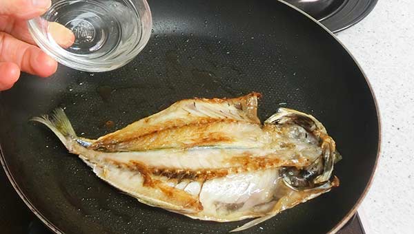 干物を裏返し、酒を加えて蒸し焼きにする 干物を裏返し、酒を加えて蒸し焼きにする