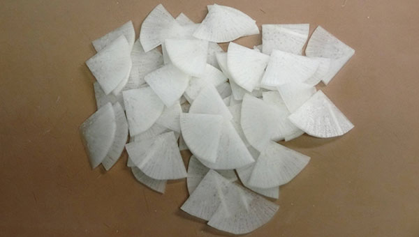 大根をいちょう切りにする 大根をいちょう切りにする