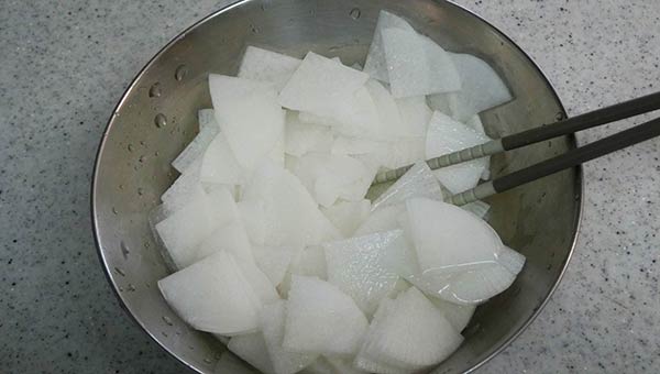 大根に塩、水をかけて水分を出す 大根に塩、水をかけて水分を出す