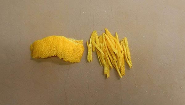 柚子の皮を千切りにする 柚子の皮を千切りにする