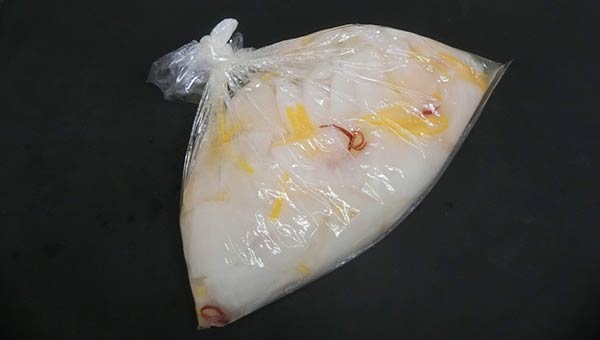 大根、柚子の皮、調味料をポリ袋に入れて室温におく