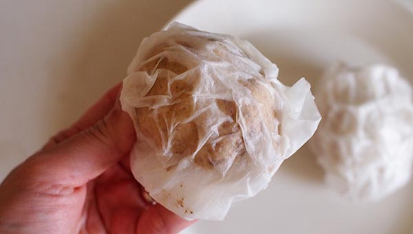 じゃがいもを1個ずつ濡らしたキッチンペーパーで包む じゃがいもを1個ずつ濡らしたキッチンペーパーで包む