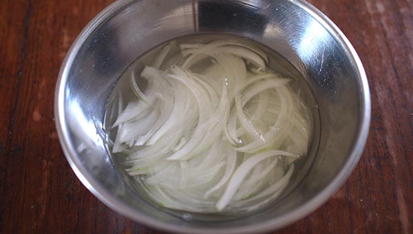 薄切りにしたタマネギを水にさらす 薄切りにしたタマネギを水にさらす